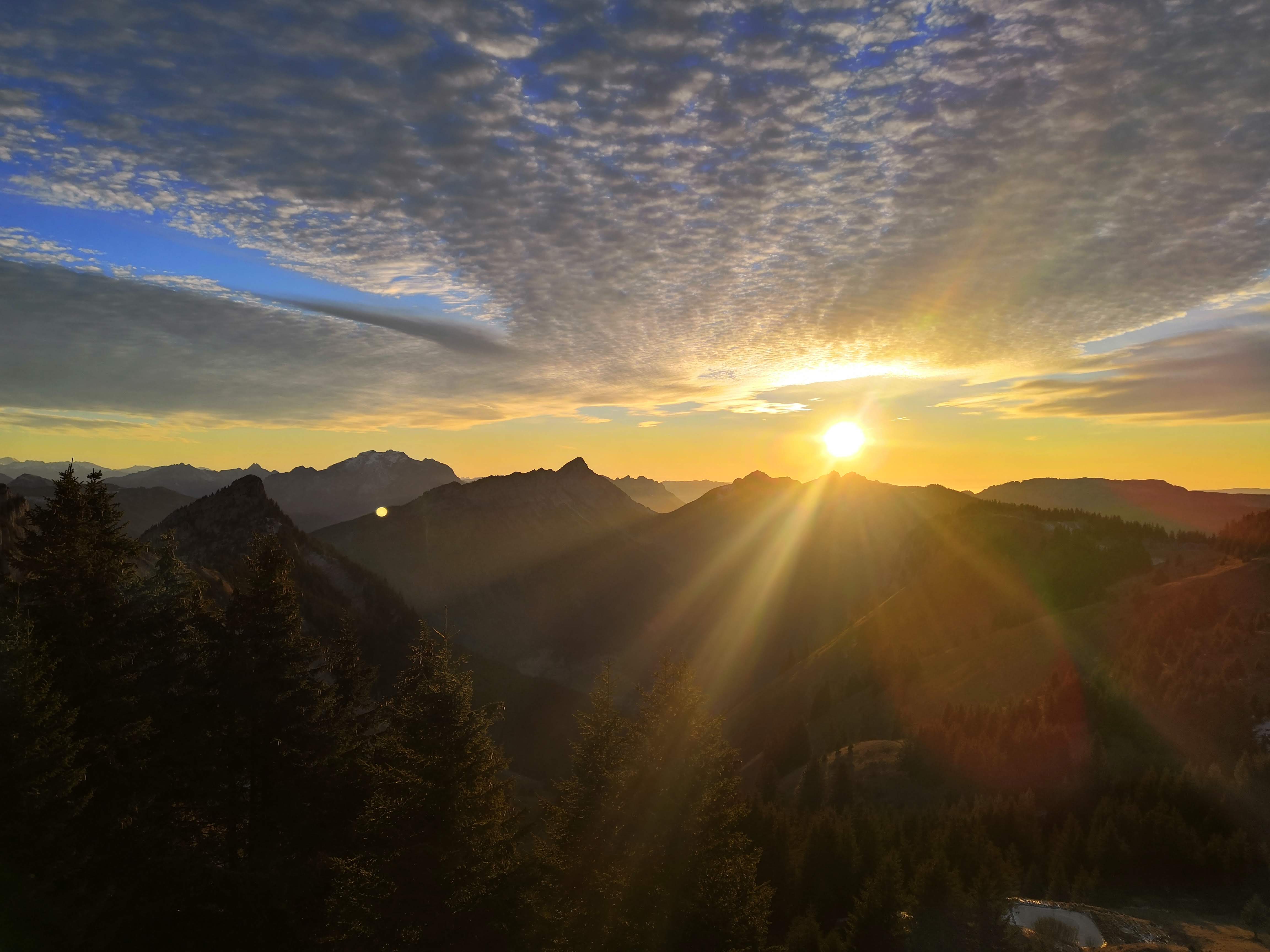 Lever de soleil sur l'alpage — timelapse mayze.fr